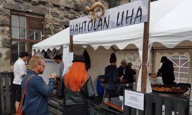 Hirviburgeria jonottamassa